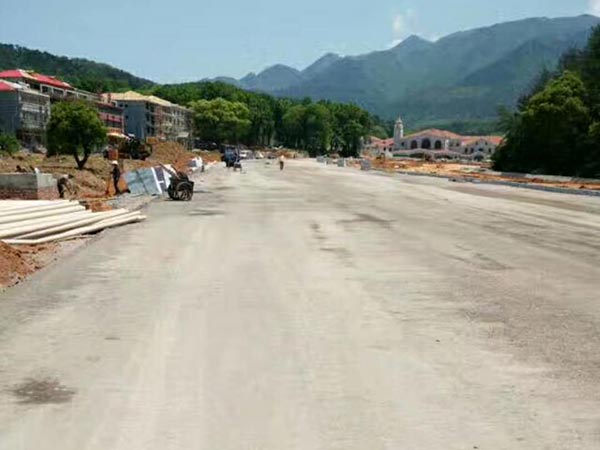 九江市庐山南门市政道路及停车场水稳层摊铺工程